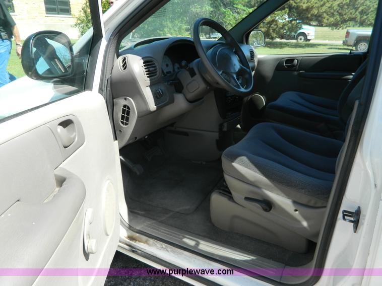 image for item AX9867 2001 Dodge Caravan SE van