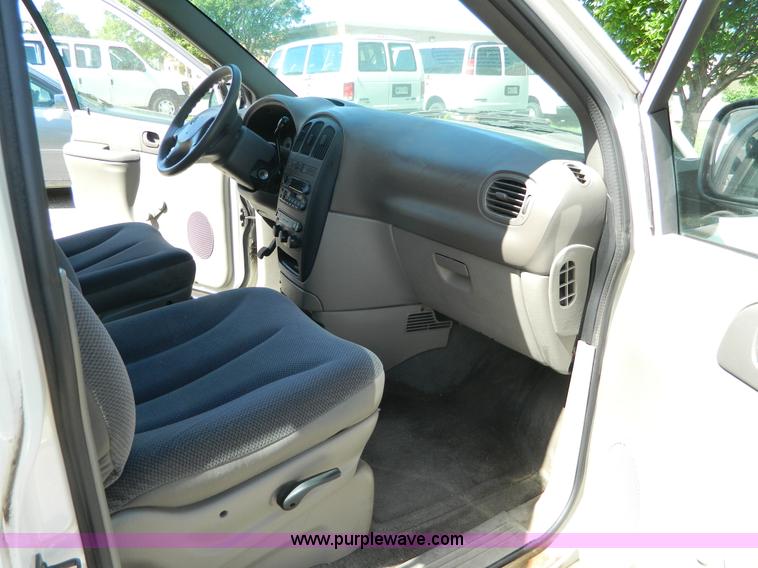image for item AX9867 2001 Dodge Caravan SE van