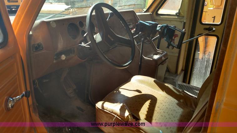image for item F7746 1990 GMC Vandura G3500 bus