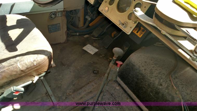 image for item F7749 1992 Ford B700 school bus