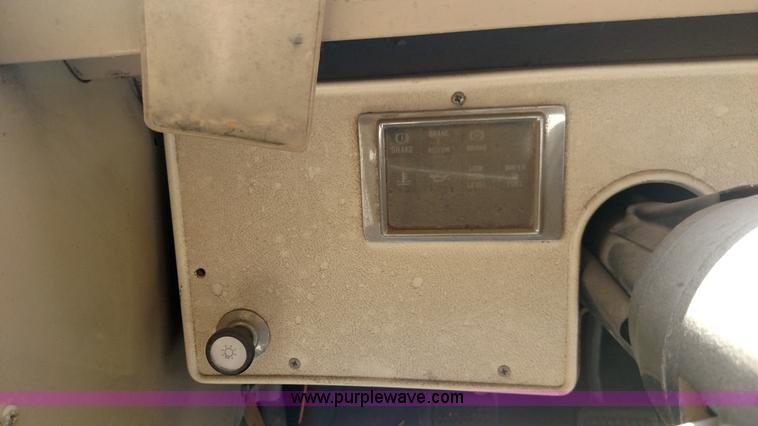 image for item F7749 1992 Ford B700 school bus