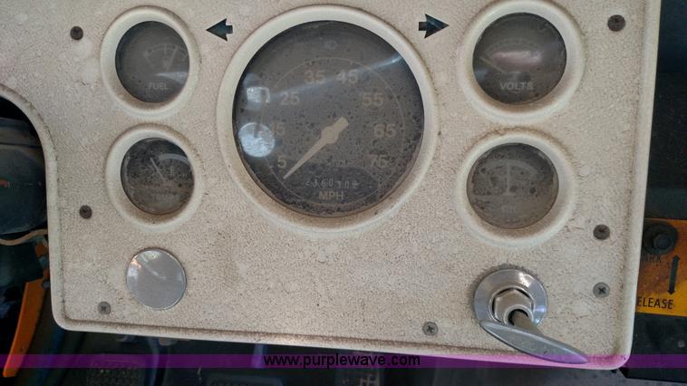 image for item F7749 1992 Ford B700 school bus