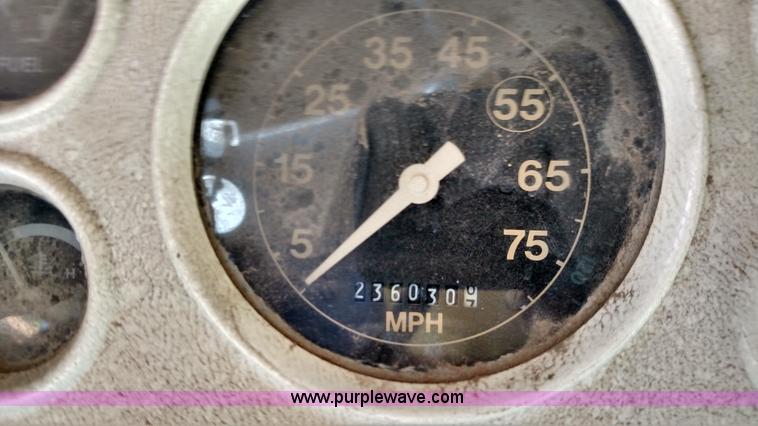 image for item F7749 1992 Ford B700 school bus