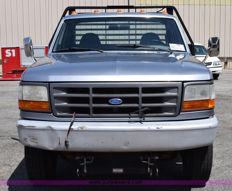 image for item H5147 1997 Ford F450 Super Duty flatbed truck