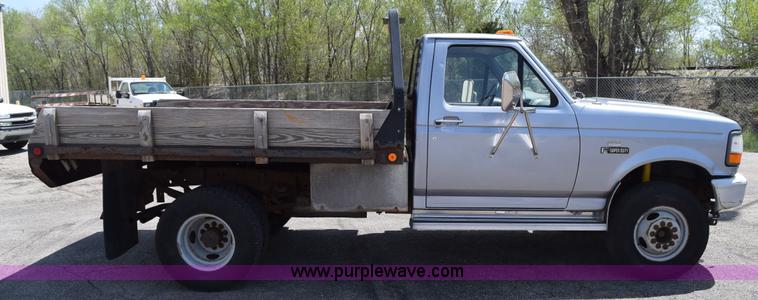 image for item H5147 1997 Ford F450 Super Duty flatbed truck