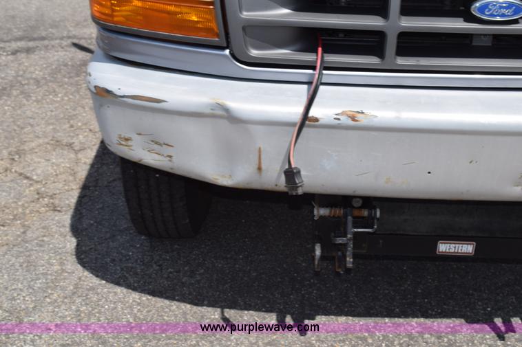 image for item H5147 1997 Ford F450 Super Duty flatbed truck