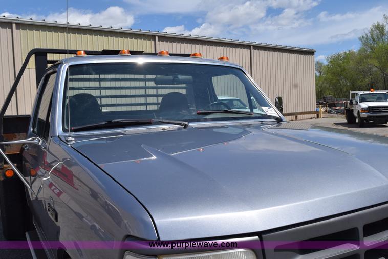 image for item H5147 1997 Ford F450 Super Duty flatbed truck