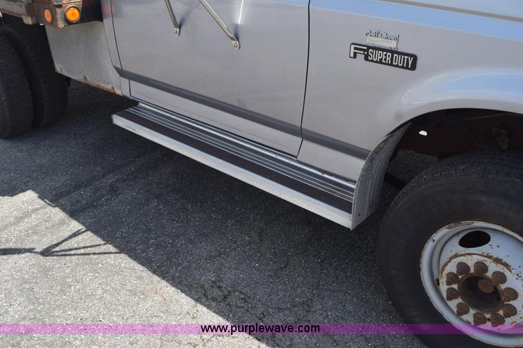 image for item H5147 1997 Ford F450 Super Duty flatbed truck