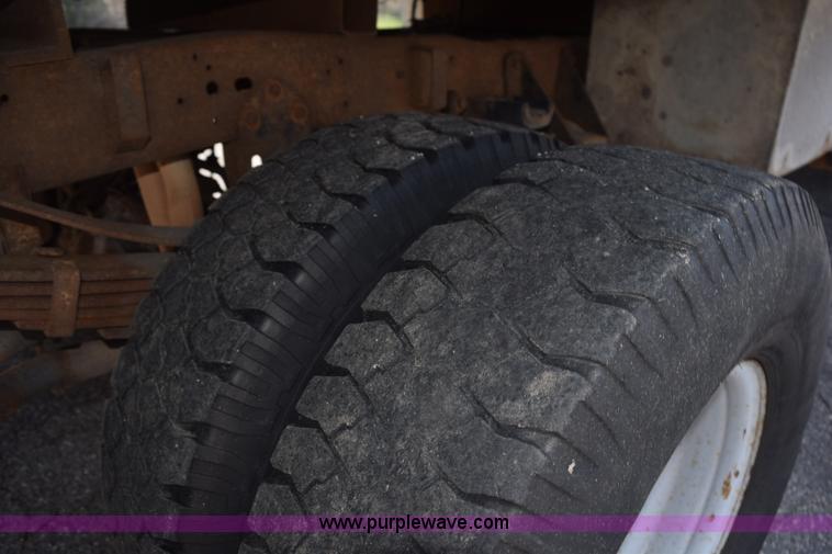 image for item H5147 1997 Ford F450 Super Duty flatbed truck