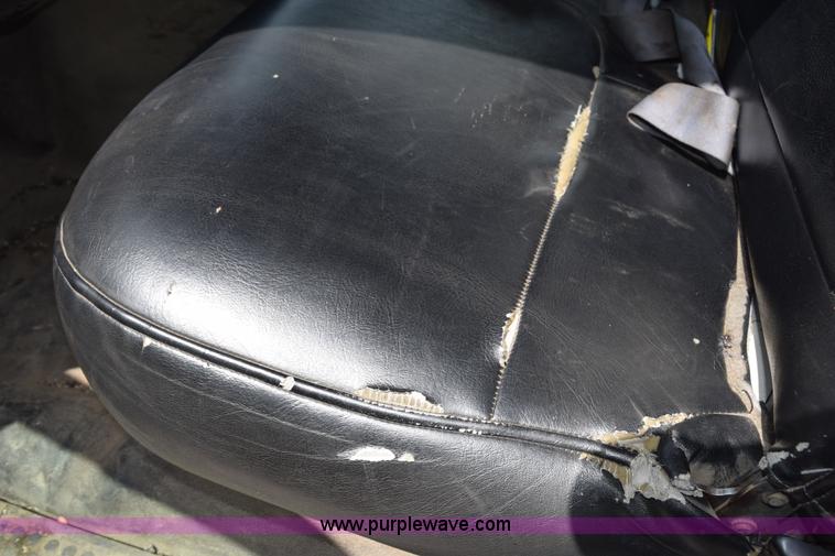 image for item H5151 2000 Ford F350 Super Duty flatbed pickup truck