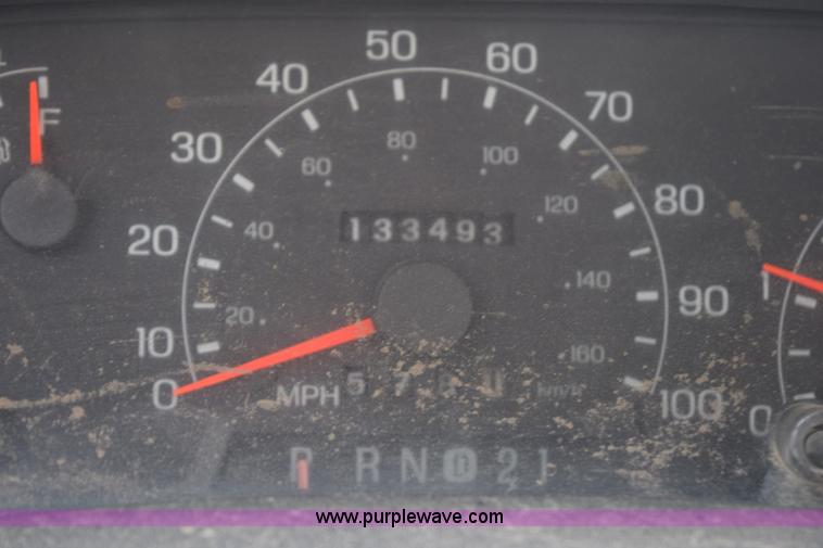 image for item H5151 2000 Ford F350 Super Duty flatbed pickup truck