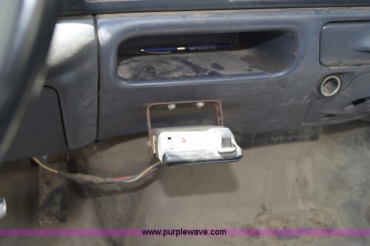 image for item H5151 2000 Ford F350 Super Duty flatbed pickup truck