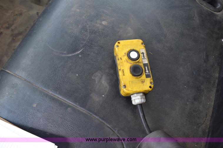 image for item H5151 2000 Ford F350 Super Duty flatbed pickup truck