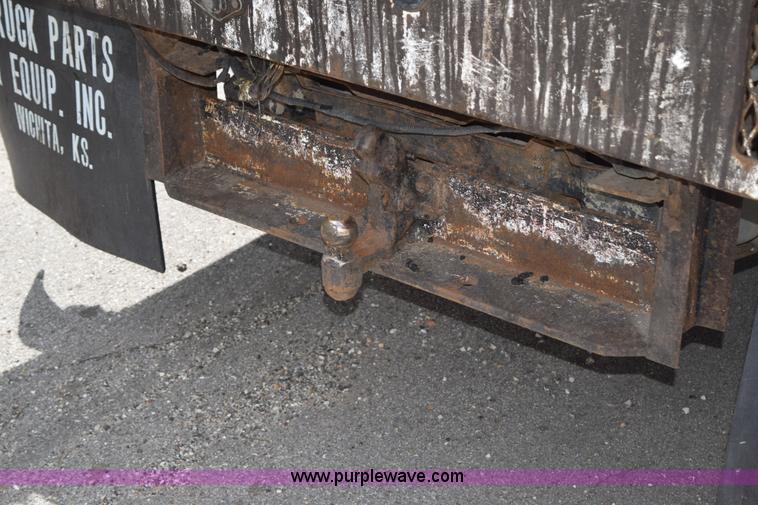 image for item H5151 2000 Ford F350 Super Duty flatbed pickup truck