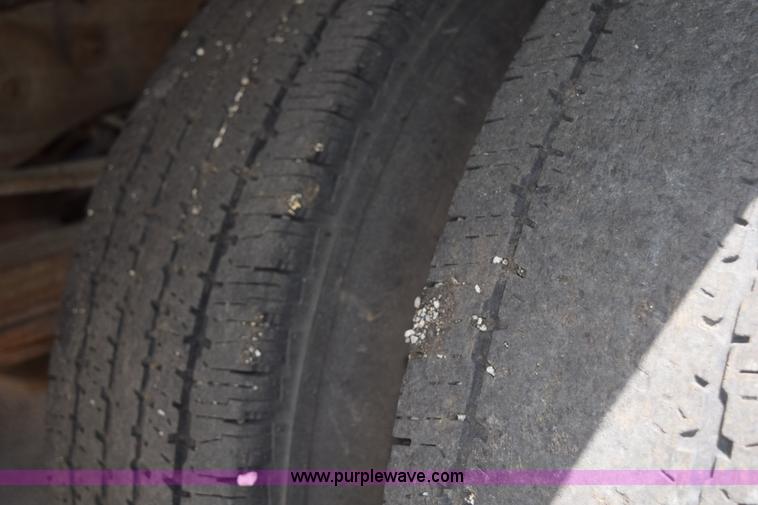 image for item H5151 2000 Ford F350 Super Duty flatbed pickup truck