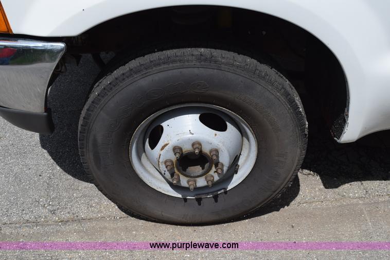 image for item H5151 2000 Ford F350 Super Duty flatbed pickup truck