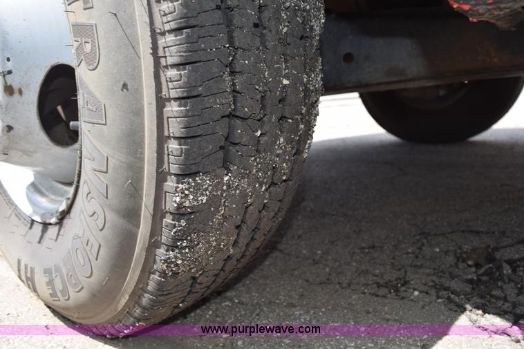 image for item H5151 2000 Ford F350 Super Duty flatbed pickup truck