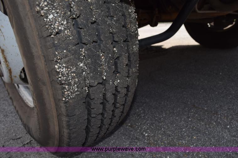 image for item H5151 2000 Ford F350 Super Duty flatbed pickup truck