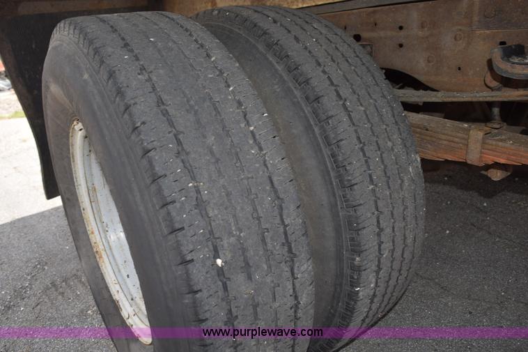 image for item H5151 2000 Ford F350 Super Duty flatbed pickup truck