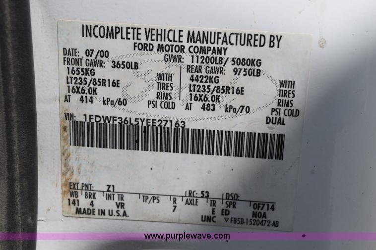 image for item H5151 2000 Ford F350 Super Duty flatbed pickup truck