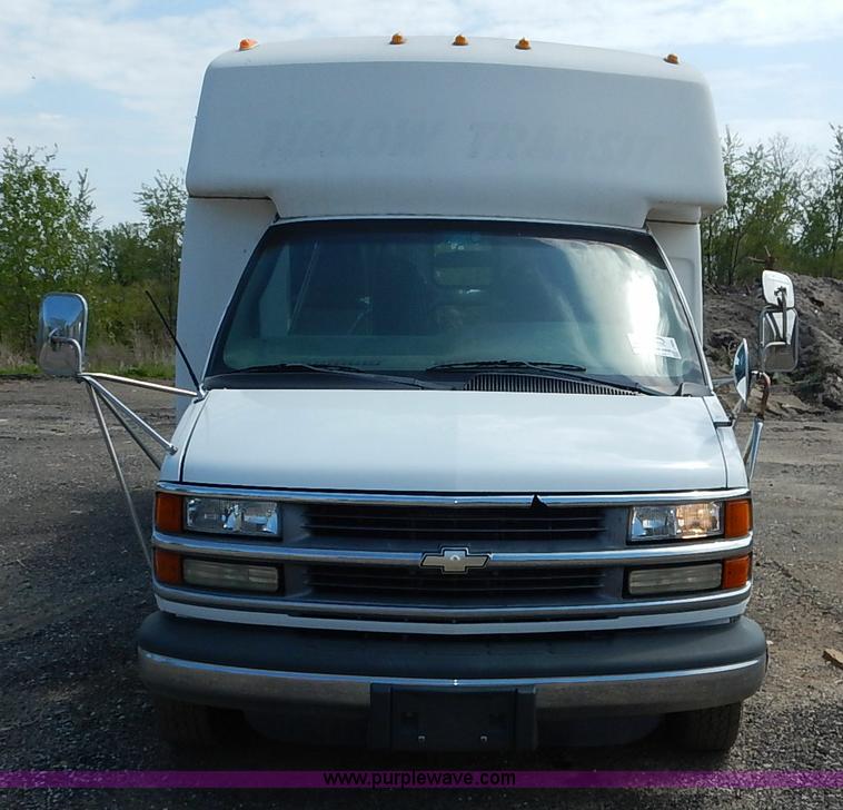 image for item J3939 2002 Chevrolet Express G3500 bus