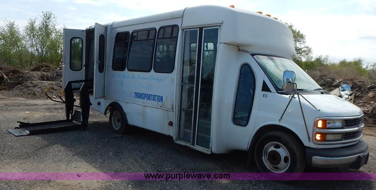 image for item J3939 2002 Chevrolet Express G3500 bus