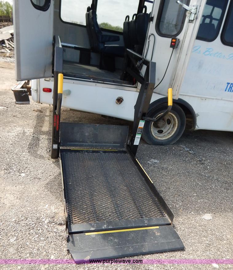 image for item J3939 2002 Chevrolet Express G3500 bus