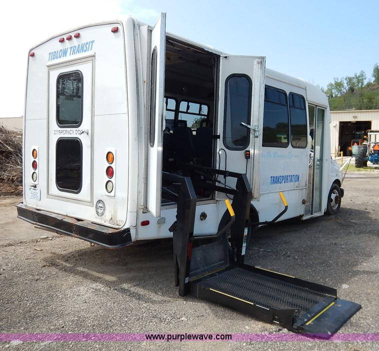 image for item J3939 2002 Chevrolet Express G3500 bus