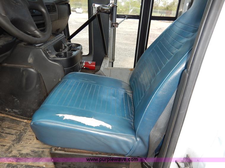 image for item J3939 2002 Chevrolet Express G3500 bus