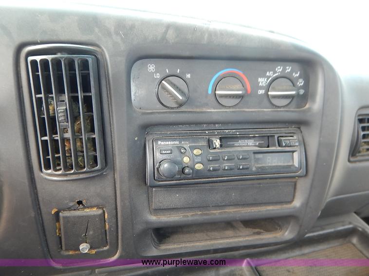 image for item J3939 2002 Chevrolet Express G3500 bus