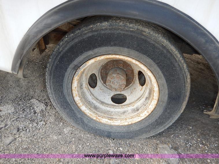 image for item J3939 2002 Chevrolet Express G3500 bus