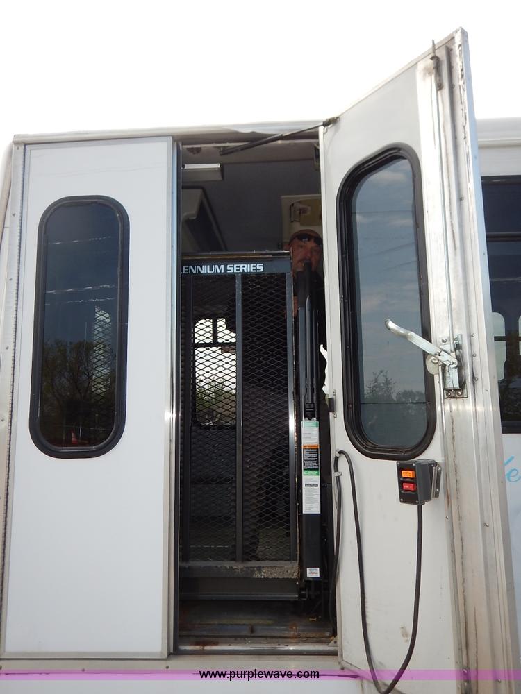 image for item J3939 2002 Chevrolet Express G3500 bus