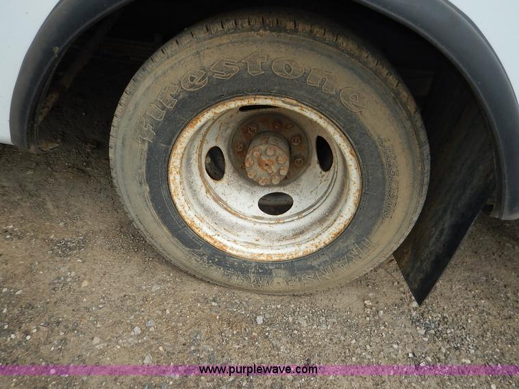 image for item J3939 2002 Chevrolet Express G3500 bus