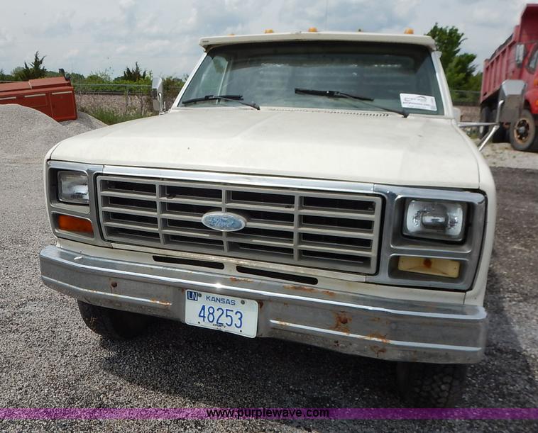 image for item J3956 1985 Ford F350 flatbed pickup truck