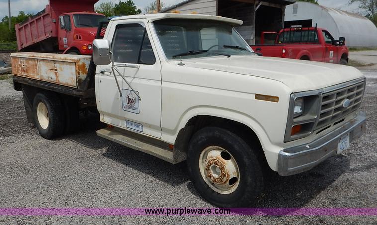 image for item J3956 1985 Ford F350 flatbed pickup truck