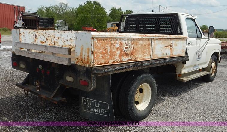image for item J3956 1985 Ford F350 flatbed pickup truck