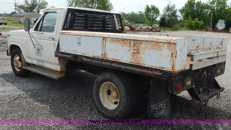 image for item J3956 1985 Ford F350 flatbed pickup truck