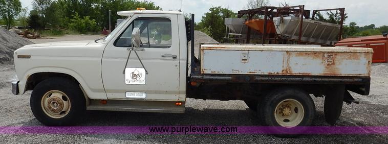 image for item J3956 1985 Ford F350 flatbed pickup truck