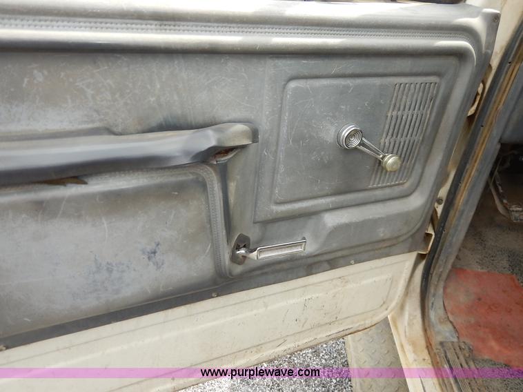 image for item J3956 1985 Ford F350 flatbed pickup truck