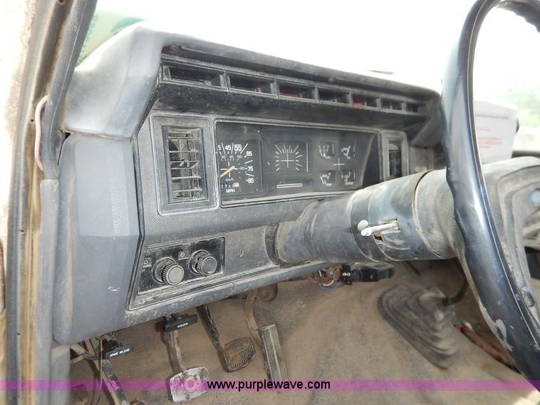 image for item J3956 1985 Ford F350 flatbed pickup truck