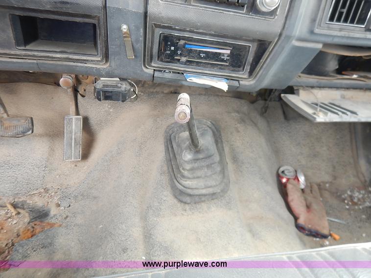 image for item J3956 1985 Ford F350 flatbed pickup truck