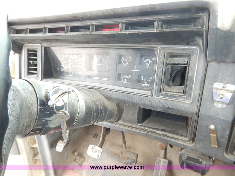 image for item J3956 1985 Ford F350 flatbed pickup truck