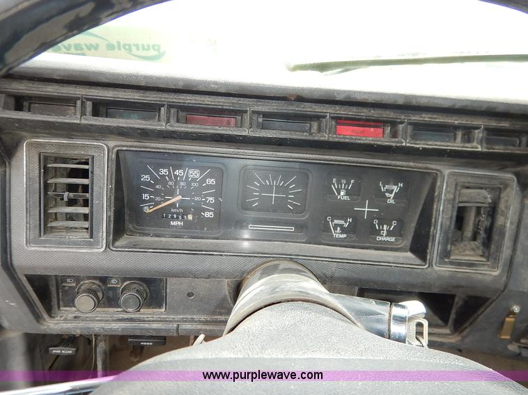 image for item J3956 1985 Ford F350 flatbed pickup truck