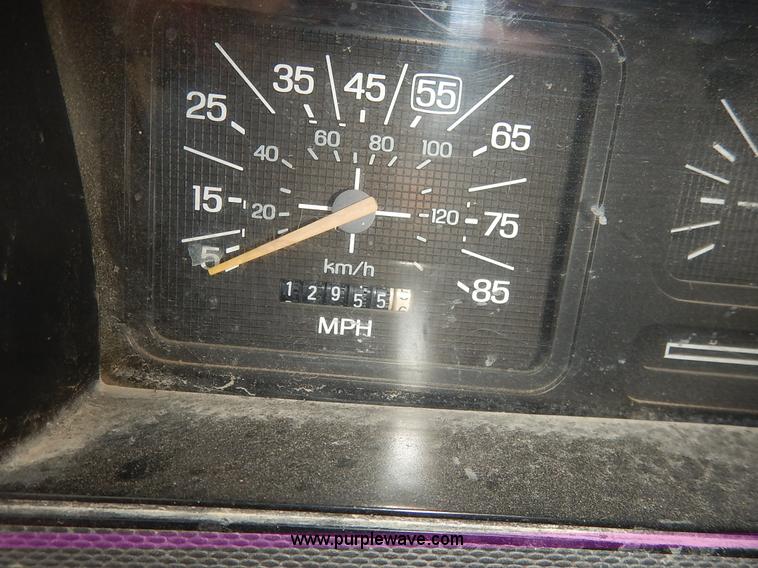 image for item J3956 1985 Ford F350 flatbed pickup truck