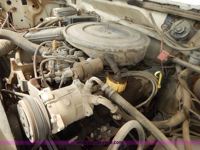 image for item J3956 1985 Ford F350 flatbed pickup truck