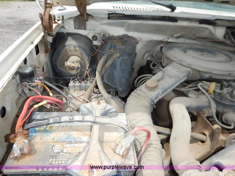 image for item J3956 1985 Ford F350 flatbed pickup truck