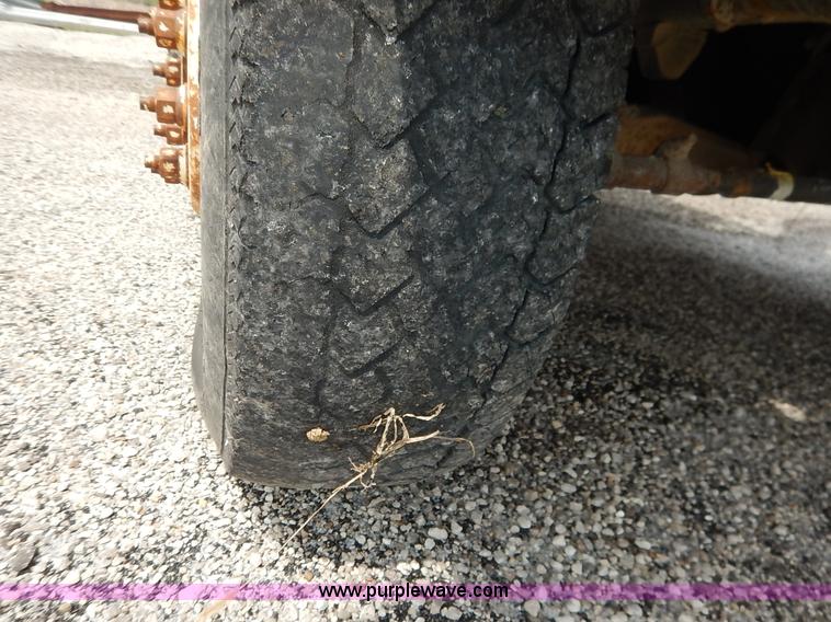 image for item J3956 1985 Ford F350 flatbed pickup truck