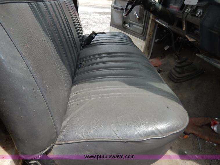 image for item J3956 1985 Ford F350 flatbed pickup truck