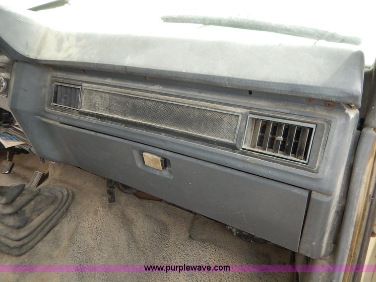 image for item J3956 1985 Ford F350 flatbed pickup truck