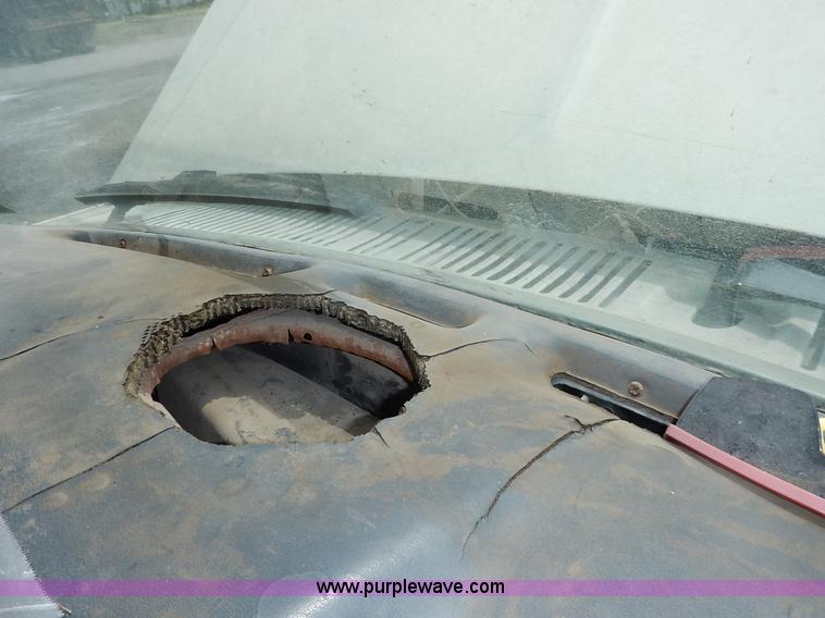 image for item J3956 1985 Ford F350 flatbed pickup truck